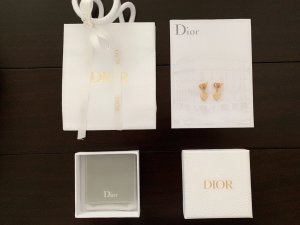 Dior CD+爱心耳钉 zp一样材质 黄铜水晶 logo 清晰可见 这款延续了Dior经典系列 集中时尚元素 时尚大牌 做工精良 这款真的必须要入手 佩戴效果超级赞