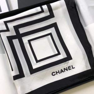 Chanel家 简约方形～黑白色 90*90cm 100%真丝 暗花提纹 原单品质 搭配大衣 时尚又保暖