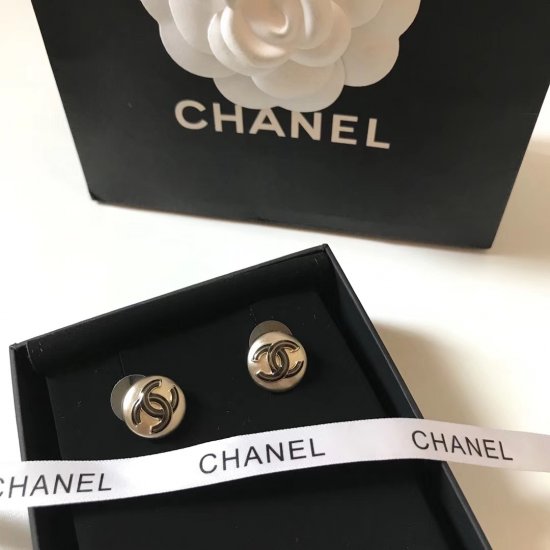 Chanel Chanel 19new 纽扣复古 个性 耳钉 ZP 2900 代购级别 原单 纯银针 根据ZP的材料订做出来的配件跟ZP一模一样 非常 质感的，非常难拿捏总体，这是一款适合日常搭配的百搭款 - Click Image to Close