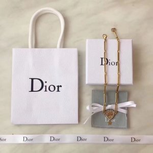 Dior 迪奥 原单重磅推荐款jadior 爱心水钻锁骨链 项链 也可以当做choker佩戴也是很美的两种戴法，非常美当然和其他项链叠加佩戴也是非常好看的原版一致黄铜材质入zp起版，欢迎宝宝们拿去和zp对比