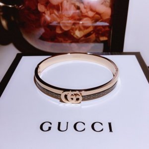 Gucci 古驰18k珐琅手镯！采用亚金材质电镀18k玫瑰金色，持久保色！满满的质感时尚百搭款！