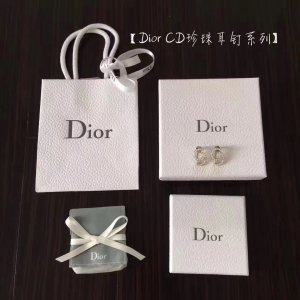 夏夏同款 Dior经典CD耳钉 925纯银纯银耳针 专柜材质 搭配高级贝珠 采用CD标志 设计独特 高贵的色调随意就能搭配出独具魅力的时尚Style