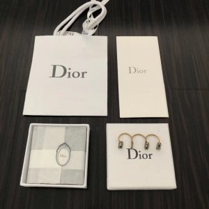 Dior 字母满钻3连指戒指 非常百搭精致的一款 颇有大牌感潮范儿 设计相当独特 佩戴效果也是美得不要不要的 难得有一款这样的戒指不分码！非常推荐