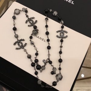 Chanel 四季百搭 Chanel 奢侈 珍珠 长链 毛衣链 【原单狠货】进出专柜无压力代购级别 香奈儿经典款珍珠毛衣链，美呀，绝对是长链入门必备款，推荐指数5星我们采用环保珠子！原单