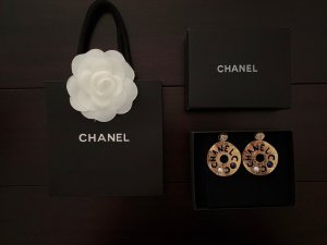 Chanel 蓝珠镂空字母圆耳坠 Zp材质 精工制作 无与伦比的奢华和视觉震撼 不用担心设计夸张 佩戴效果绝对美爆了 走秀爆款 这款真的不能错过 果断自留