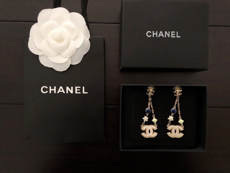 Chanel ！！！彩油珐琅字母 长款流苏耳坠 zp代购品质 原版材质 非常时尚的一款耳钉 俏皮可爱活力满满 网红喜哥同款 s925银针 色彩搭配很靓丽 不会显得过于压抑 佩戴效果美的很 - Click Image to Close