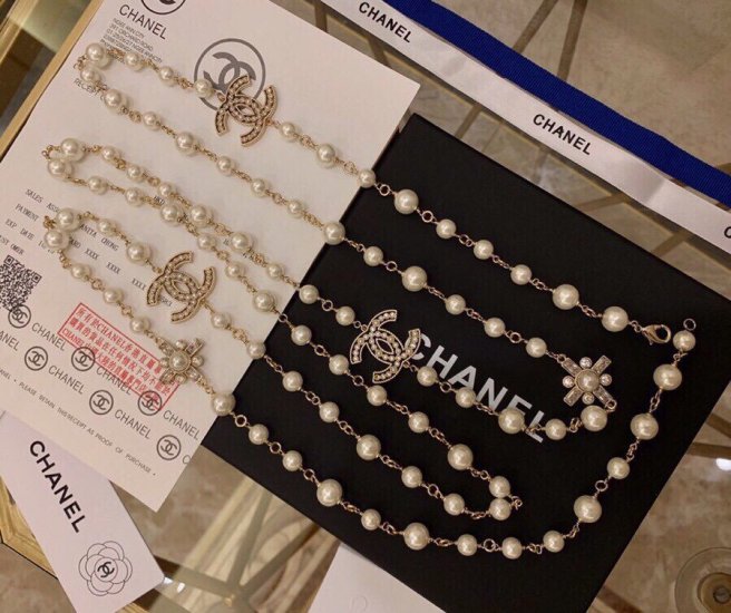 秋冬毛衣链Chanel 毛衣链 Chanel 大小珍珠链 原单狠货进出专柜无压力，代购级别 Chanel 香奈儿经典喷砂质感 原版金 珍珠毛衣链，美呀，正品9xxx，这款绝对是长链入门必备款... - Click Image to Close