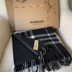 Burberry 双面金属丝羊绒围巾，金银丝与羊绒完美的组合 一面素色金属丝一面经典格纹 创新又不失经典 30*168cm 100%羊绒