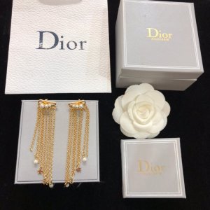 Dior 迪奥 2019年秋冬新品 大小珍珠五流苏 耳钉 精工打造原版一致黄铜材质搭配s925纯银针 气质迷人魅力