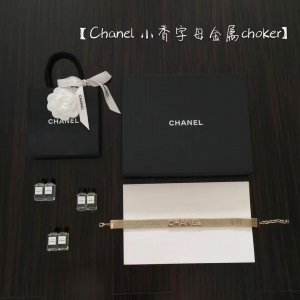 Chanel 字母金属choker 这款真的是超级美 当然做工也是超级复杂 对于链条的材质和电镀要求特好高 这款不管是设计还是颜色 简直是完美 不管怎么搭配 都是绝美绝美的