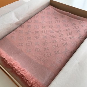 Louis Vuitton 银线大披肩 经典款式 永不过时 140*140cm 60%真丝40%羊毛