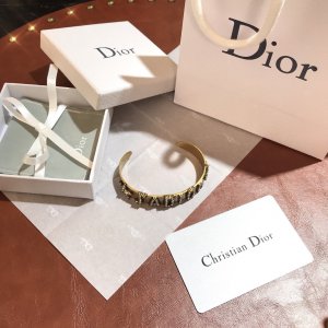 Dior 复古jaDior 黄铜手镯 ！ 好看设计简单 大方 复古感十足 zp 黄铜材质