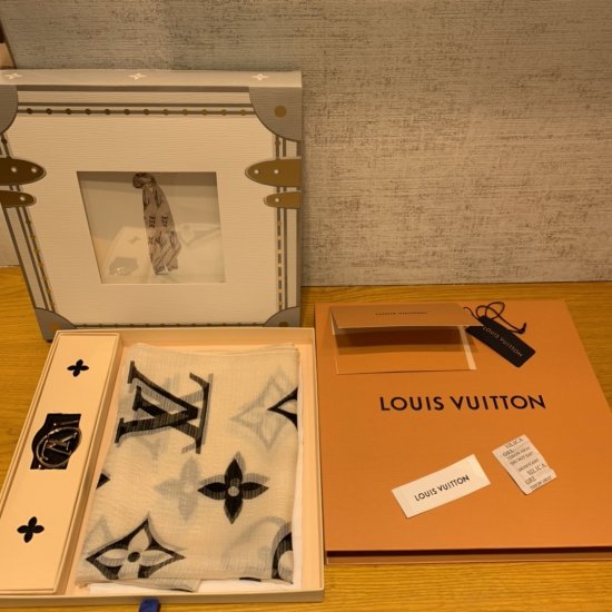 Louis Vuitton 真丝束发带上演超大 Monogram 图案的色彩碰撞，其醒目印花边缘更添摩登意味，可为寒冷时节着装点亮别致姿采。45*160cm 100%真丝 原单品质 摩登视觉长巾～杏色 - Click Image to Close