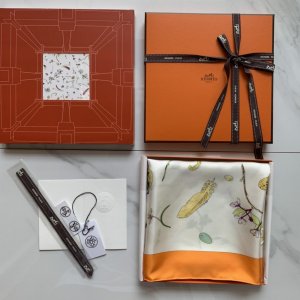 Hermes 100%斜纹真丝 90*90cm 手工卷边 原单[玫瑰][玫瑰]花羽～橙色