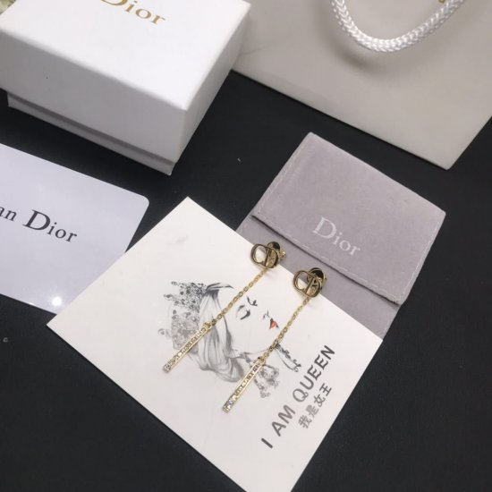 Dior CD线条耳钉 非常简约时尚的一款 对于不喜欢夸张的美眉来说 这款简直就是福音 线条设计显得修长 而且还有钻点缀 增加了奢华感 佩戴效果非常赞 秒变气质女神 时尚达人 还在等什么？ 赶紧拔草吧！ - Click Image to Close