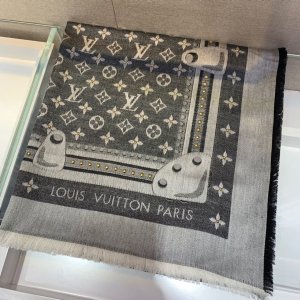 Louis Vuitton 饰钉方巾 丹宁风尚为这款披肩带来金属饰钉，镶缀在混纺而成的 Monogram 织纹间闪耀光芒，搭配流苏饰边营造出的充盈构型，为经典设计再添新意。140*140cm 60%真丝40%羊毛