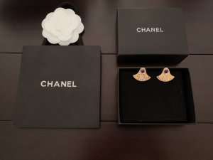 Chanel 蓝珠扇形耳坠 Zp材质 精工制作 无与伦比的奢华和视觉震撼 不用担心设计夸张 佩戴效果绝对美爆了 走秀爆款 这款真的不能错过 果断自留