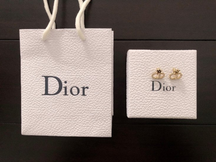 Dior CD+★耳钉 zp一样材质 黄铜水晶 logo 清晰可见 这款延续了Dior经典系列 集中时尚元素 时尚大牌 做工精良 这款真的必须要入手 佩戴效果超级赞 - Click Image to Close