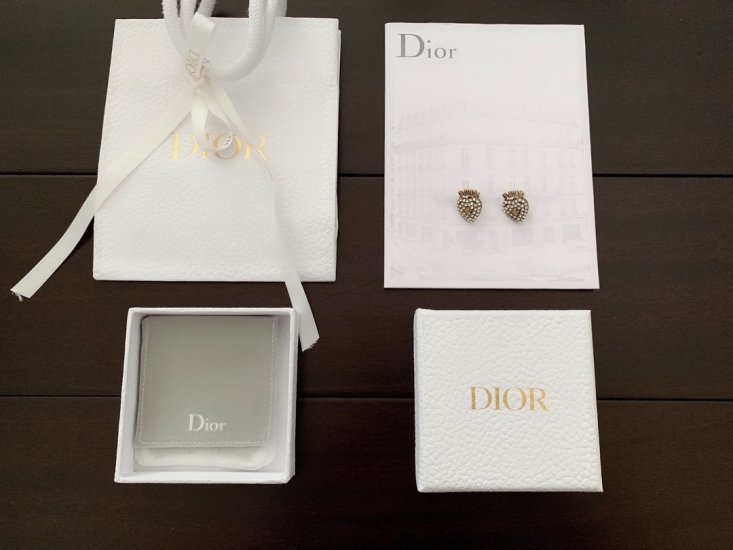 Dior 字母满钻爱心耳钉 zp一样材质 黄铜施华洛世奇水晶定制 logo 清晰可见 做工精良 最关键的色彩超级洋气百搭 超级大牌感 - Click Image to Close