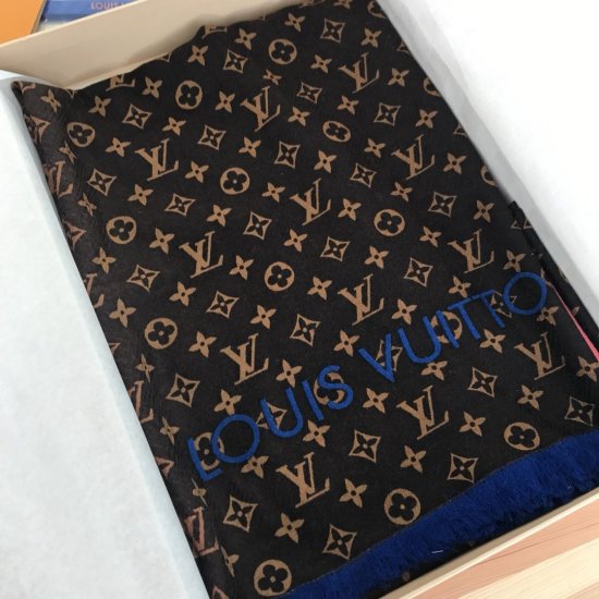 Louis Vuitton 字母渐变 120*180cm 100%羊绒 以朦胧效果呈现Louis Vuitton经典Monogram图案，这款时尚配饰的宽阔尺寸，予人舒适而惬意的温暖感觉 - Click Image to Close