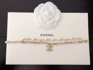 Chanel 绝对的美物！！双层珍珠链条手链 zg一比一材质 精工之作 zp黄铜材质 s925银针 相当的个性时尚 也是超级百搭 整体设计更简约 相比较其他全珍珠手链 这款更加实用精致