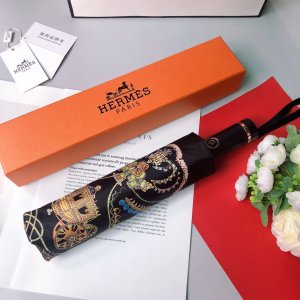 Hermes 唯美的抽象图案充满在围巾四周 涂层技术伞布 带来令人惊喜的遮光效果 让防晒及隔热性能更优保障