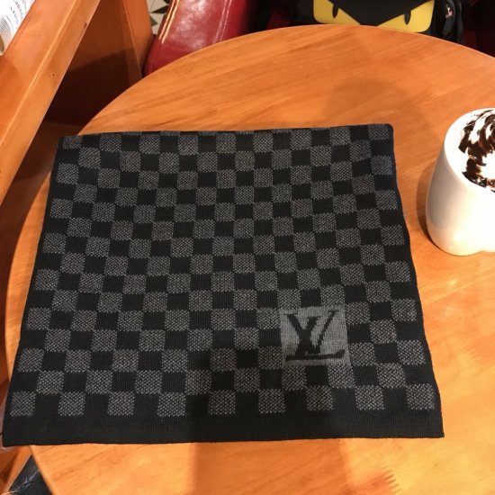 Louis Vuitton 男士围巾 30*168cm 100%羊毛 这款柔软的针织围巾以休闲的手法诠释了Louis Vuitton经典的棋盘图案，温暖和时尚共存 秋冬最佳选择 棋盘格子～黑色 - Click Image to Close