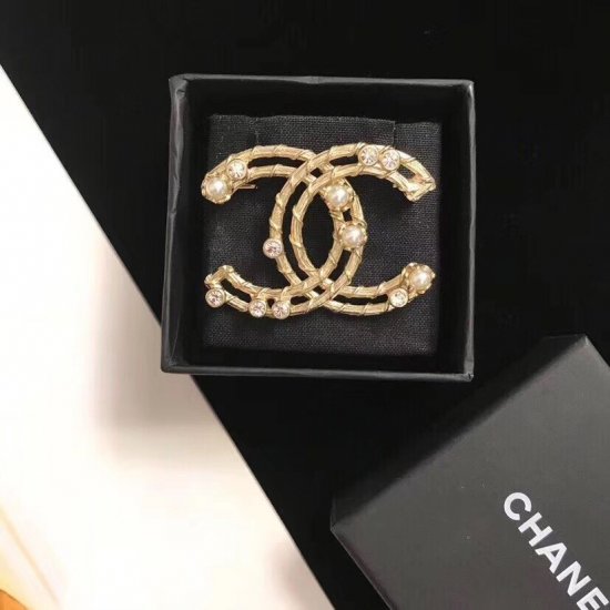 Chanel Chanel 镂空 个性 套装 走秀款 耳钉 胸针！施华洛珍珠正品黄铜材质！这种简单的款式必须入 又大方得体。纯手工出品 高级定制！ - Click Image to Close