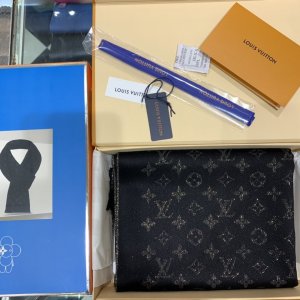 Louis Vuitton 永恒闪耀～黑色 47*200cm ，82%山羊绒 14%粘胶纤维4%金属纤维 原单品质，此款质感精细、风格成熟的长围巾是众多造型的理想搭配。由珍贵的山羊绒裁制而成，可搭配风格休闲或更为优雅的造型，全天生活的理想伴侣