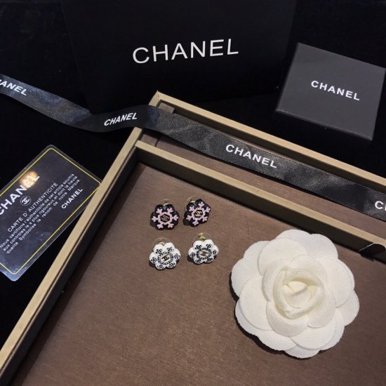 Chanel 雪花耳钉、莹润黑白树脂结合成雪花的设计、质感厚实，莹润饱满！又以经典cc标志加以点缀，高贵不失典雅，上身立显气质！ - Click Image to Close