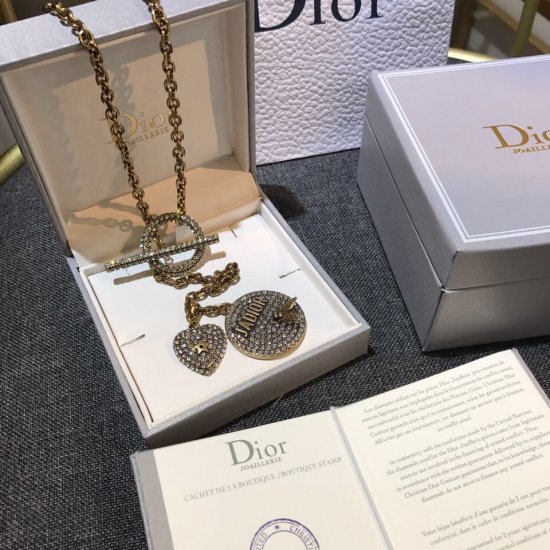 把项链的性感进行到底！Dior/迪奥18金色银色星星蜜蜂项链采用金属打造的链条造型，配上Dior的星星、蜜蜂吊坠更是增添了一分可爱，夏天佩戴这款项链既保持了小吊带和大领口的清爽感，又让项链上的点点造型展现出来～ - Click Image to Close