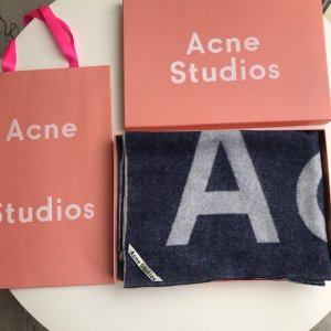 Acne Studios 最新火爆街拍款 极简的设计，简简单单的logo点缀 两面均可使用 100%羊毛 50*220cm 专柜一致的锁边线 每道工艺都力求精益求精