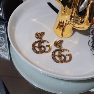 G*cci 蛇Gucci时尚 古铜复古Gucci耳钉 绝对是古驰的风格，夸张、重装饰、重色彩，但是，超级好看 专柜一致黄铜材质 925纯银针 街拍范儿十足 魅力无限