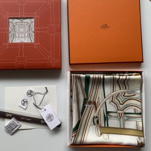 Hermes 100%斜纹真丝 90*90cm 手工卷边 原单[玫瑰][玫瑰]法厄同之轮～杏色