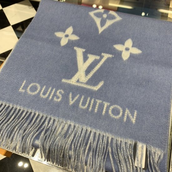 Louis Vuitton 饰钉披肩 45*180cm 100%羊绒 此款 Studdy Reykjavik 围巾融入了摇滚元素，为寒冷冬日带来摇滚韵律。柔软的羊绒面料上饰有大号 Monogram Flowers 和 Louis Vuitton首字母织纹， - Click Image to Close