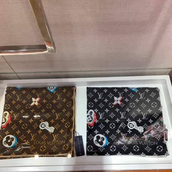 Louis Vuitton 钥匙方巾 110*110cm 100%斜纹真丝 手工卷边 - Click Image to Close