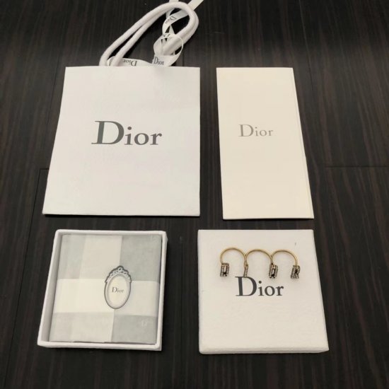 Dior 字母满钻3连指戒指 非常百搭精致的一款 颇有大牌感潮范儿 设计相当独特 佩戴效果也是美得不要不要的 难得有一款这样的戒指不分码！非常推荐 - Click Image to Close