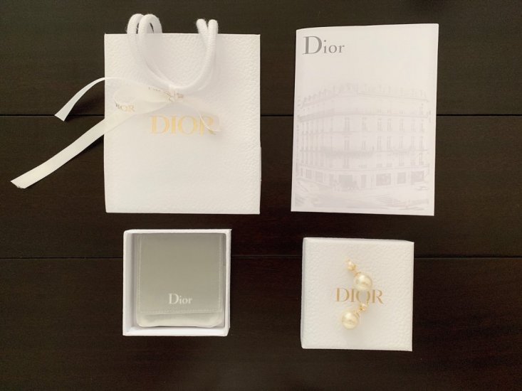 Dior 升级版大小珠系列耳钉 延续了以往大小珠系列的精髓 再加上标志性星星元素点缀 整体搭配起来的效果非常赞 这款真的超级白搭 日常佩戴很ok - Click Image to Close