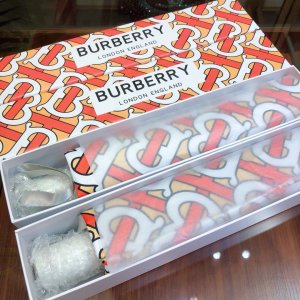 Burberry 最新火爆单品 简单方便 展现档次与品位 新涂层技术伞布 带来令人惊喜的遮光效果 让防晒及隔热性能更优保障