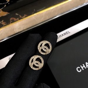 【Chanel香奈儿】耳钉 Chanel耳环热销款 市面最高版本！专柜1:1款式开模 专柜原版！Chanel经典Logo香奈儿耳钉女神必备 超级显脸瘦[爱心]