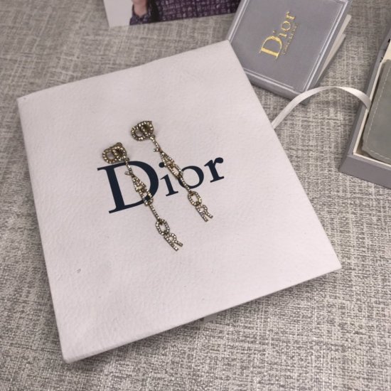 秋季迪奥Dior 耳环超级简单的耳环 标志性logo 复古色真正做到1:1，不是市面上的小版本，跟专柜大小一样 喜欢耳环的这款必备 尺寸佩戴最适合的大小 大方 优雅 - Click Image to Close