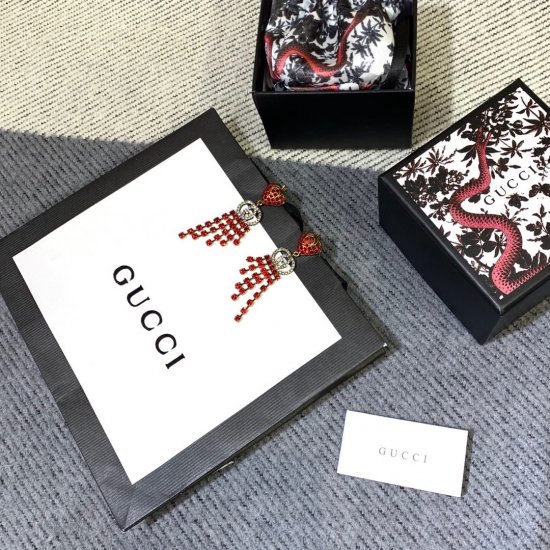 Gucci 最新限定系列 草莓耳环 黄铜做旧款 镶嵌施 华 洛水晶 可盐可甜 高级颜值担当 必收！ - Click Image to Close