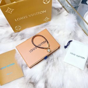 Louis Vuitton 路易威登 原装打版代购级别 市场最好版本 LV老花皮绳手链●专柜一致黄铜材质 小牛皮里 火爆款出货 设计独特 复古前卫 美女必备