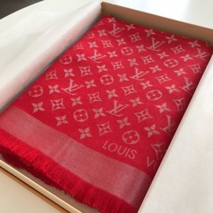 Louis Vuitton 银线大披肩 经典款式 永不过时 140*140cm 60%真丝40%羊毛 大红银