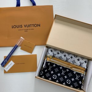 Louis Vuitton 皮带方巾 140*140cm 100%斜纹真丝 围巾披肩两用