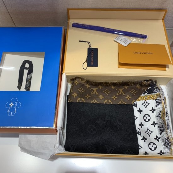 Louis Vuitton 饰带方巾 原单品质 经典的暗纹提花全新镶嵌真丝包边 经典与创新的完美结合 140*140cm 60%真丝40%羊毛 - Click Image to Close