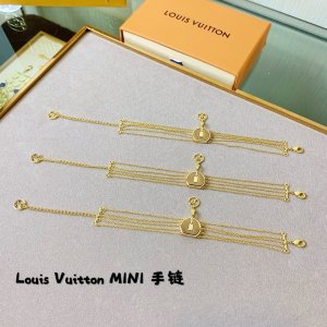 爆款Louis Vuitton 路易威登 19款MINI圆饼包吊牌老花多链条手链 专柜一致黄铜材质 小牛皮里 火爆款出货 设计独特 复古前卫 美女必备