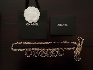 Chanel 黑皮字母配件腰链 绝对美爆 字母链条腰带 这款腰带真的是让我没法用语言来描述 首先这款设计非常独特时尚 作为装饰腰带 简直就是腰带中的战斗机 采用最经典的logo和字母设计 采用穿皮设计 成熟大气 非常百搭