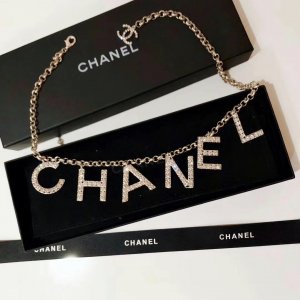 Chanel Chanel 2019年 choker风 Logo字母项链 迪丽热巴同款 各大网红同款 超美腻上身效果非常棒 搭配各种风格衣服都没问题 正品一致材质