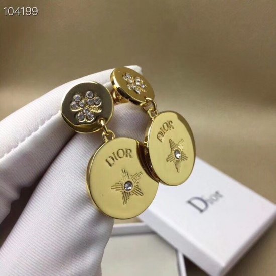 Dior 今年流行在色调柔和的珍珠上融合手工雕刻的复古金属营造一种神秘的文艺范儿，Get到你也是讨人喜欢的小仙女 - Click Image to Close